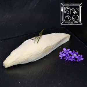Bouyguette fromage du Tarn fabriqué avec du lait de chèvre dispose d'un brin de romarin.