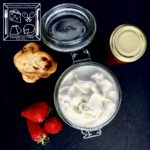 Fromage blanc lisse en dessert avec des fraises ou du miel.