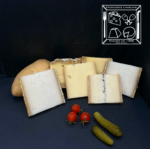 Kit raclette 4 fromages, vous l'aurez compris plusieurs fromages composent ce kit raclette : de la Raclette, de la Tomme du Fort Saint Antoine, du Morbier et Fouchtra de chèvre.