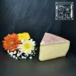 Voici une part de Tomme fermière ancestrale d'environ 250g, fromage de savoie affinée avec soins par la maison Gédéon fromages à Thônes.