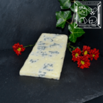 Voici une photo d'un morceau de Bleu des Basques prise par nos soins, la Fromagerie Charland. Nous avons disposés des fleurs afin de décorés cette image de fromage.
