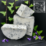 Bleu de chèvre, fromage de chèvre fermier, découpé en morceaux avec une décoration florale.