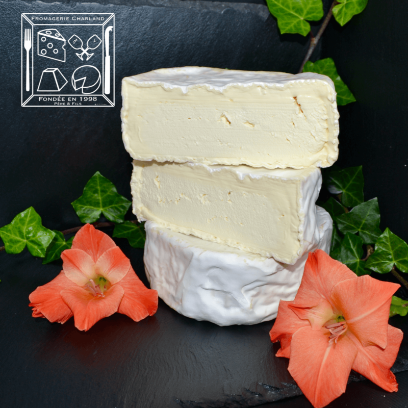 Ce fromage enrichie en crème le Brillat-Savarin est ouvert en deux !