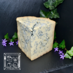 Fromage anglais, morceaux de stilton entouré de violette.